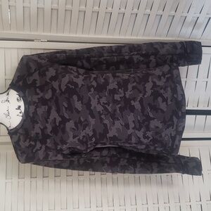 Lululemon black and gray camo long sleeve woman thermo top size 10
